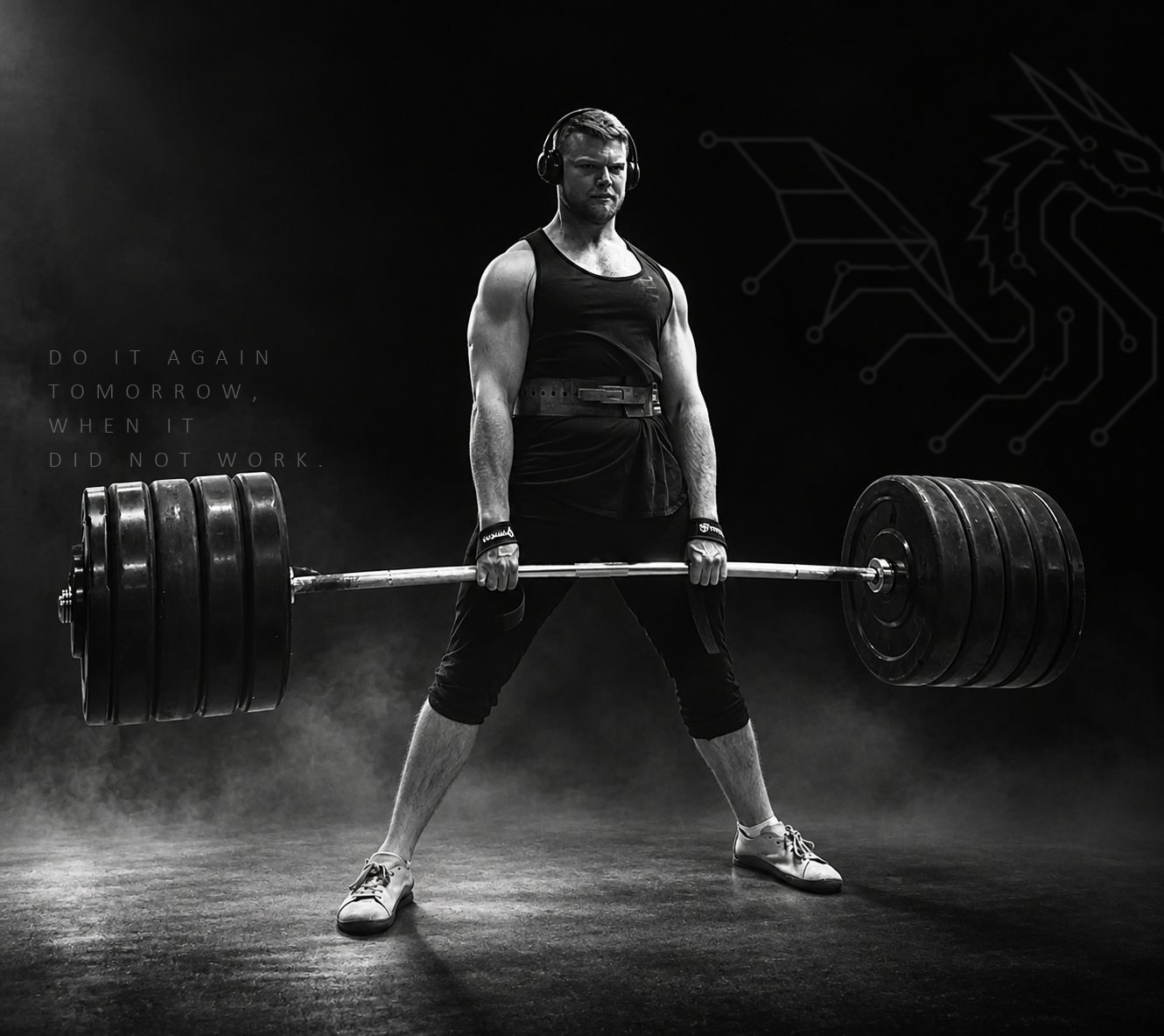 Chase Hought en lo alto de un peso muerto sumo, en blanco y negro