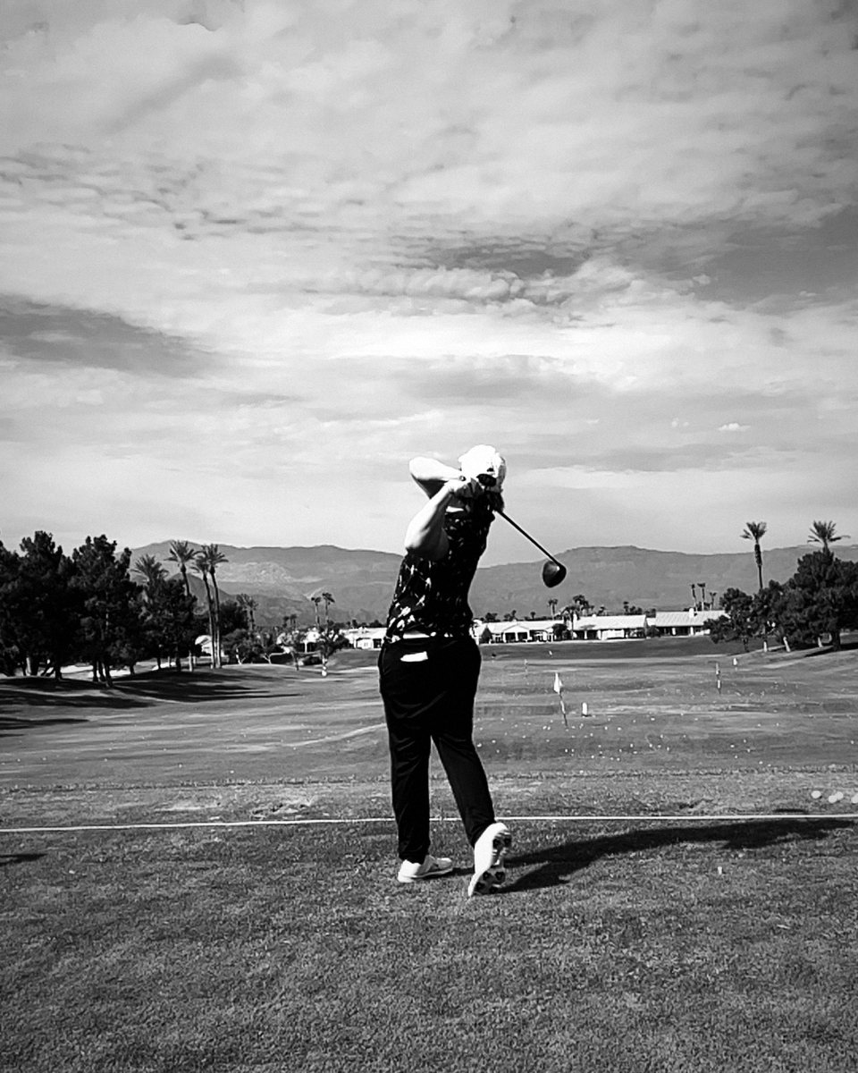 Chase Hought al final de un swing de golf, en blanco y negro